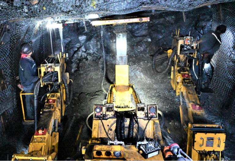 新設備攪動干事創(chuàng)業(yè)的一池活水——金橋煤礦掘錨護一體機使用中的密碼解讀