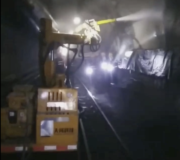 “機器人+”典型應用場景案例集–礦山領域機器人典型應用場景：井下噴漿作業